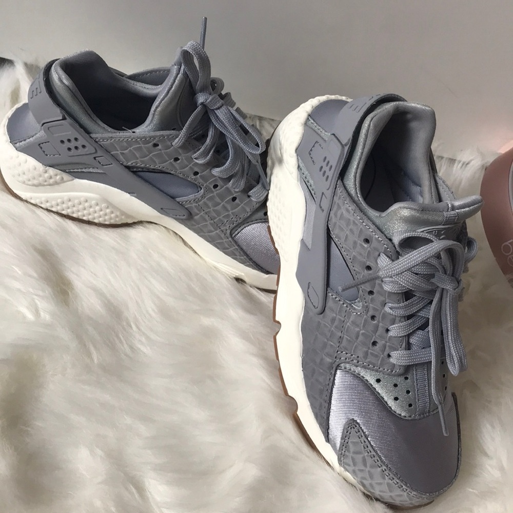 BEAUTIFUL ‼️🌟 AIR HUARACHE BY NIKE 🔥
